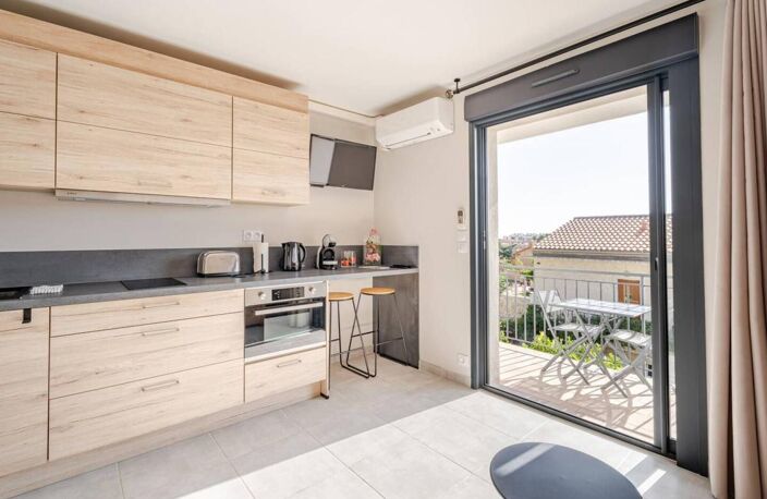 Studio rénové avec terrasse à vendre - Centre-ville Lavandou- Plage et commerces à pied — photo 4