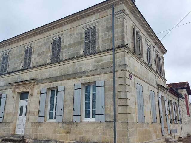 Maison de charme à Blaignan proche de Lesparre Médoc 8 pièce(s) 230 m2 joli petit village viticole — photo du bien