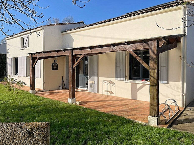 Maison en pierre 188 m² -  terrain 9 000 m², piscine, 5 chambres, garage, dépendances — photo 1
