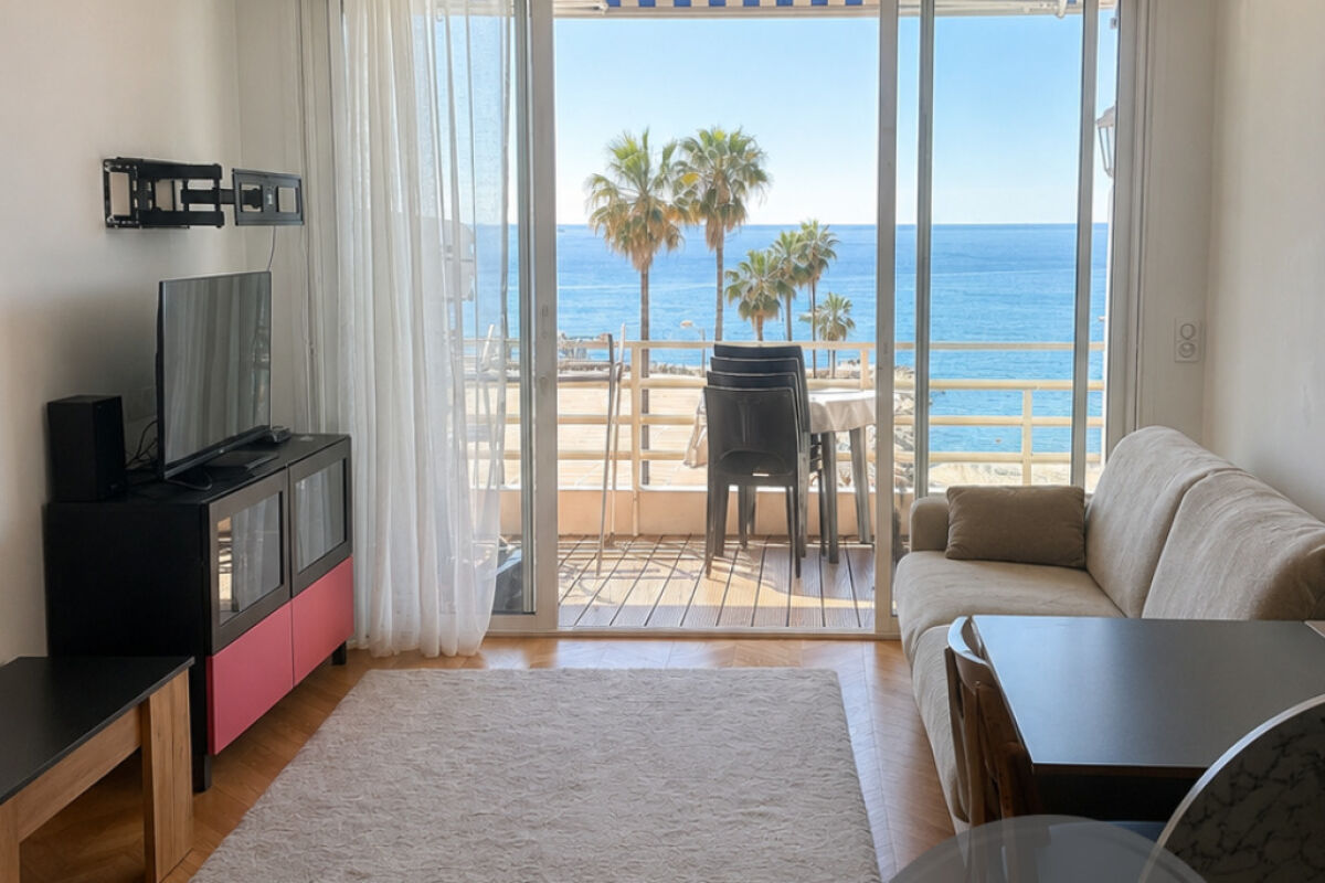 APPARTEMENT FRONT DE MER AVEC TERRASSE-GOLFE-JUAN