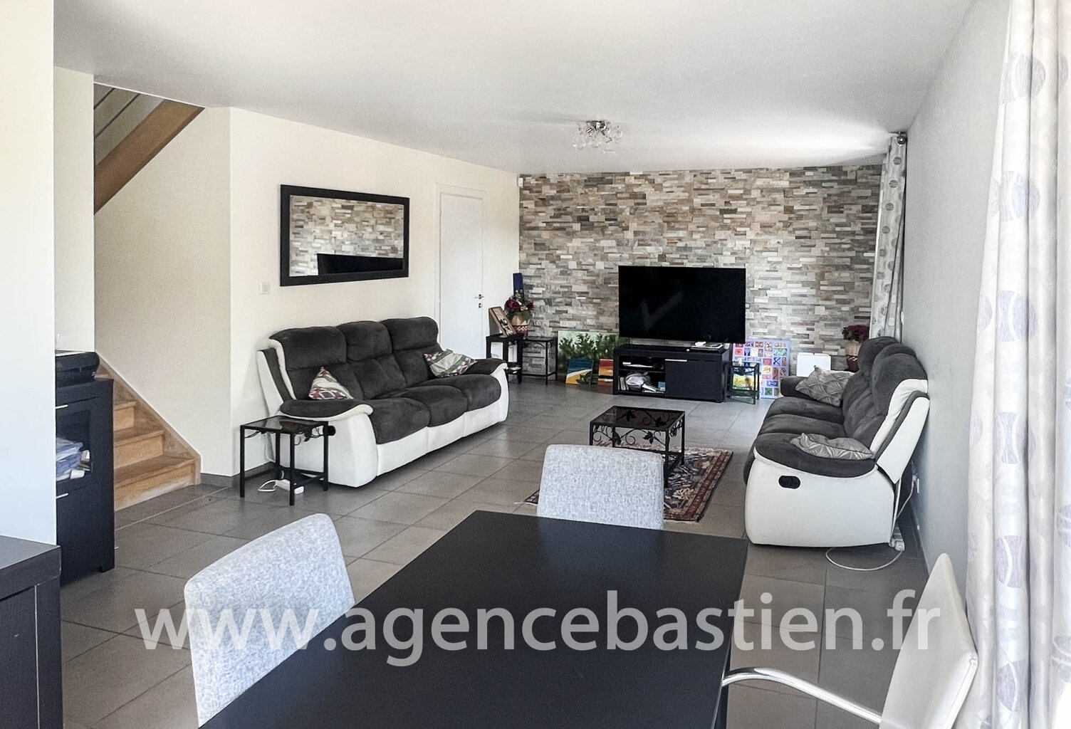 SEGNY - Appartement Duplex T4 de 100 m2   3 chambres, cave, — photo 1