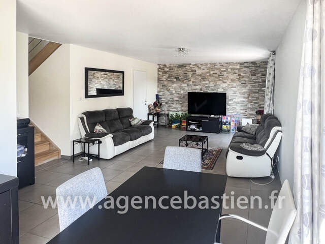 SEGNY - Appartement Duplex T4 de 100 m2   3 chambres, cave, — photo du bien
