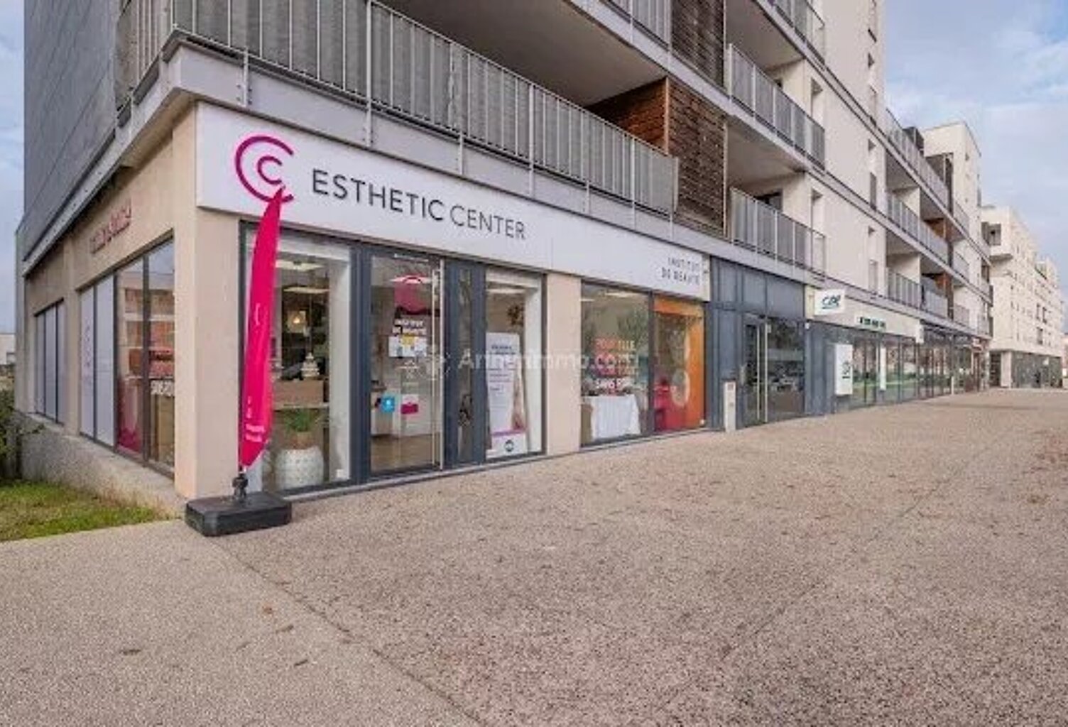 TRES BEAU LOCAL COMMERCIAL-SATHONAY-CAMP — photo 1