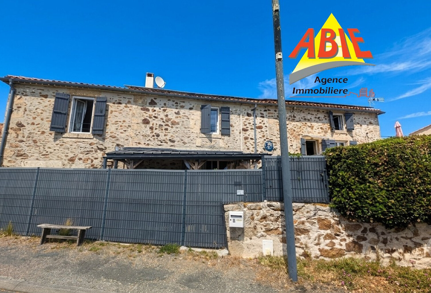 Maison en pierre de 163m2 MERVENT Proche du Lac. — photo 1