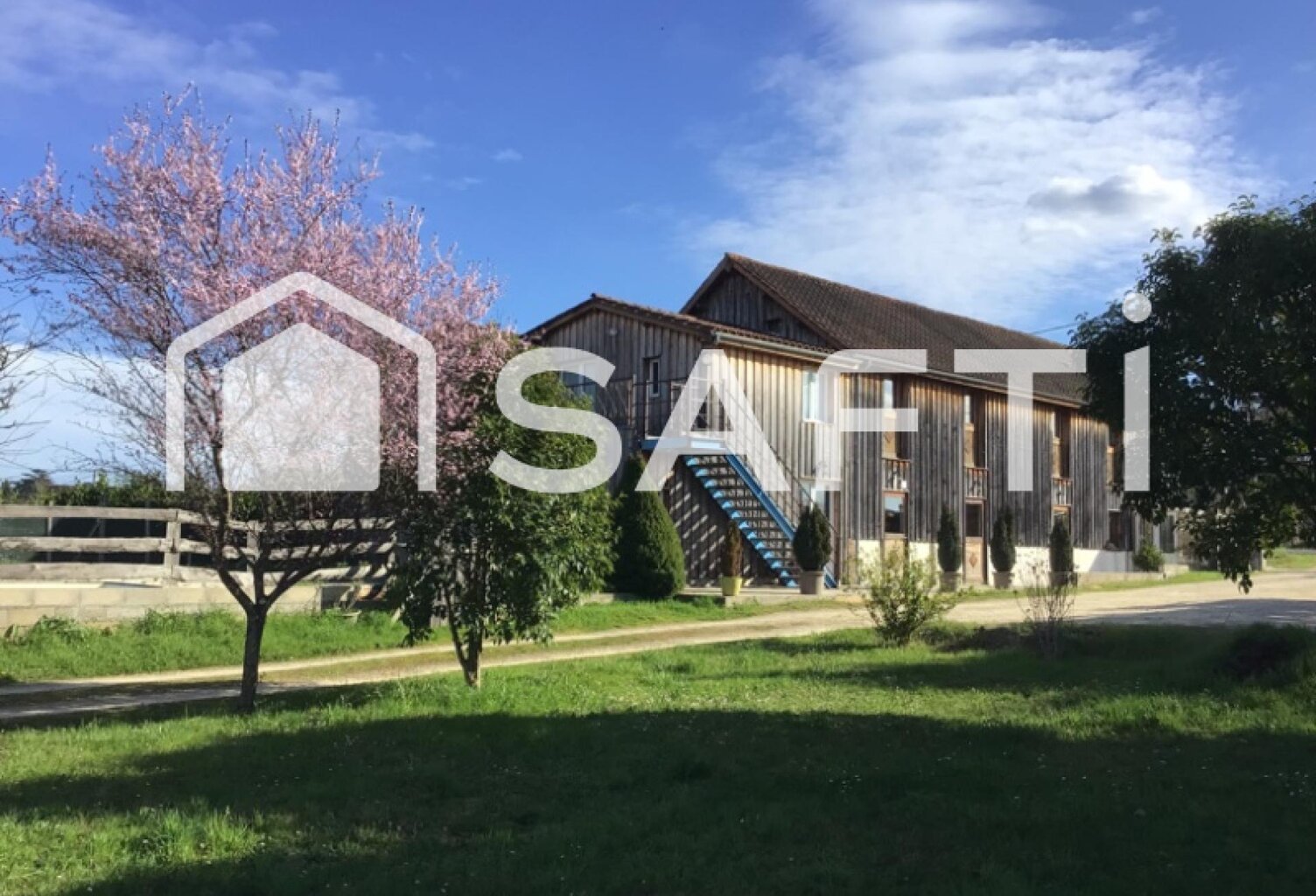Maison comprenant trois gîtes et un séchoir à tabac rénové. — photo 1
