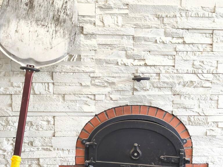 Rare, ce bel immeuble commercial contenant un restaurant renommé, sa terrasse et son appartement de fonction — photo 1