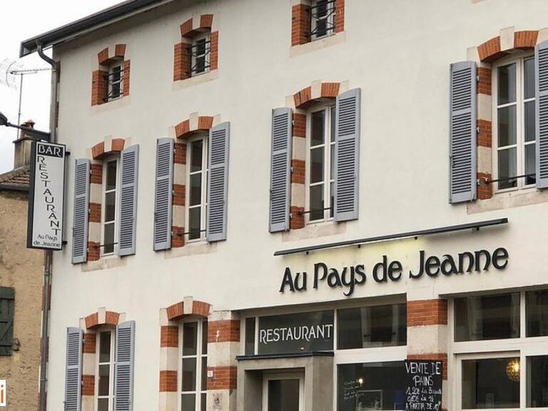 Rare, ce bel immeuble commercial contenant un restaurant renommé, sa terrasse et son appartement de fonction — photo 1