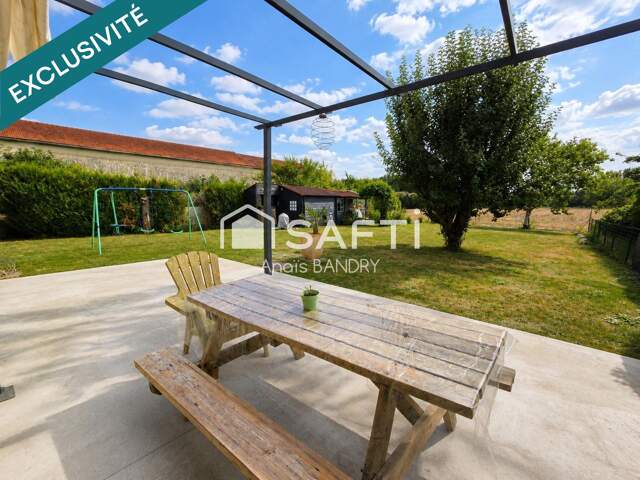 Maison avec 5 chambres, confort de plain pied et garage — photo du bien