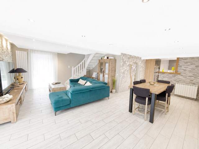 Maison aux prestations haut de gamme avec piscine — photo du bien