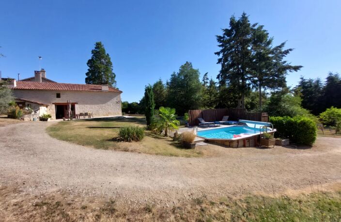 Belle propriété forestière de 302 m² avec piscine à Valdivienne — photo 3