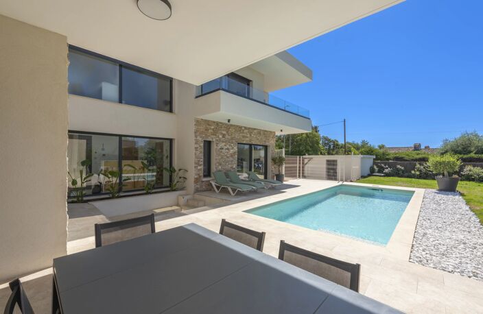 VILLA À SAINT-RAPHAËL – SECTEUR LES PLAINES / PROCHE BOULOURIS AVEC DEUX APPARTEMENTS INDÉPENDANTS — photo 2