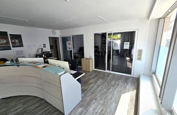 Le Foirail -- local commercial occupé en coeur de Saint-Palais — photo 3