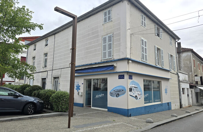 Le Foirail -- local commercial occupé en coeur de Saint-Palais — photo 4
