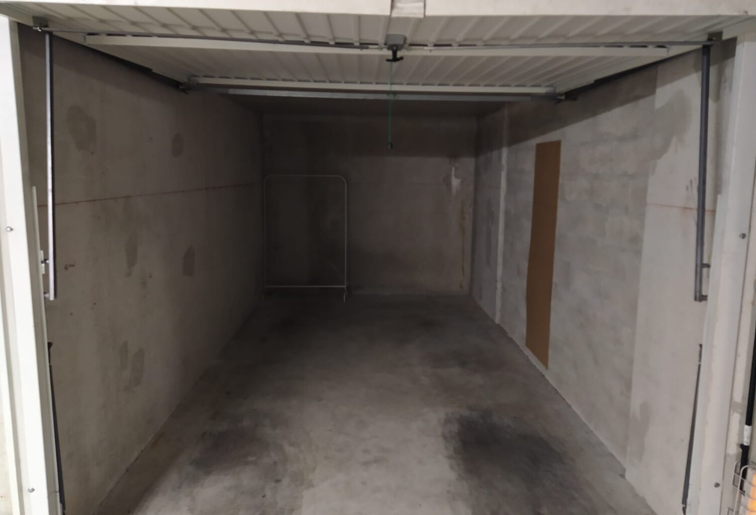 Paradis / Commandant Rolland: Garage 13 m2 — photo 1