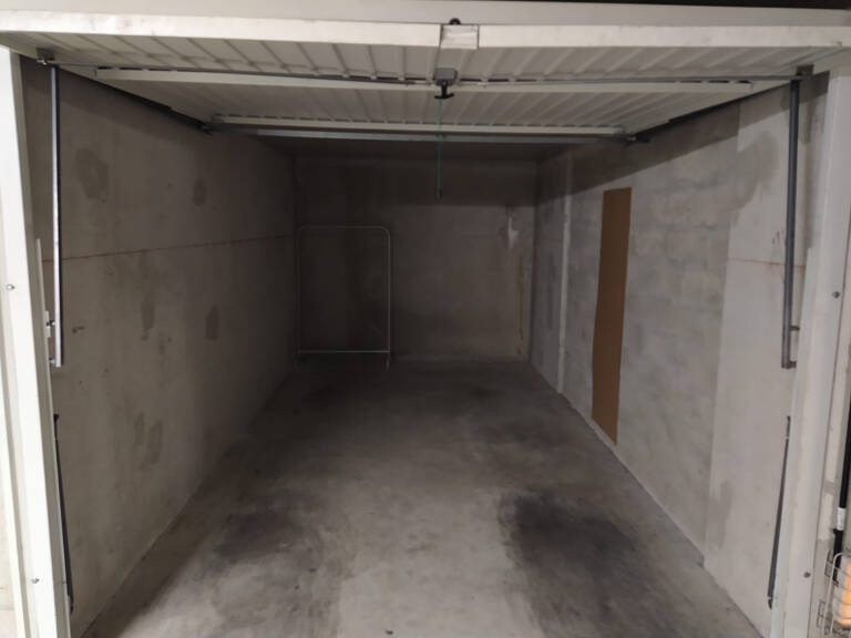 Paradis / Commandant Rolland: Garage 13 m2 — photo 1