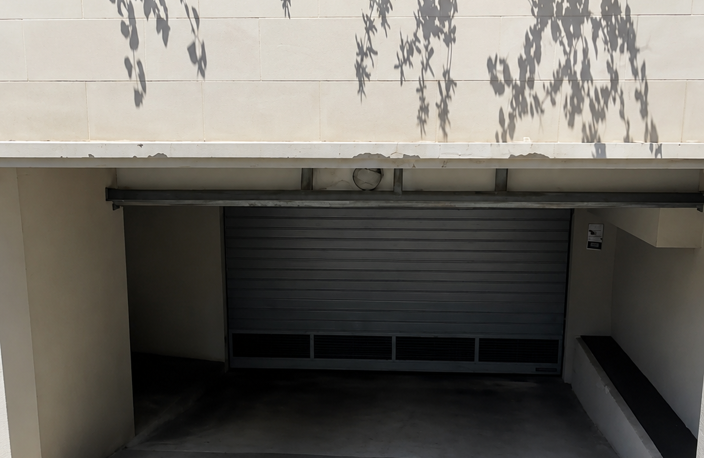 Paradis / Commandant Rolland: Garage 13 m2 — photo 3