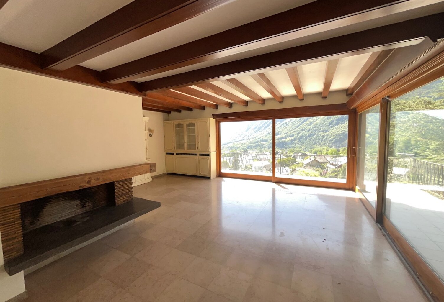 SAINT JEAN DE MAURIENNE Sur les petites hauteurs ensoleillées, offrant une vue imprenable sur la vallée et les montagnes environnantes, spacieuse et lumineuse maison d'architecte d'une superficie habitable de 220 m2 + Terrasses carrelées + dépendances, le tout édifié sur un terrain arboré de 1.045 m2 — photo 1
