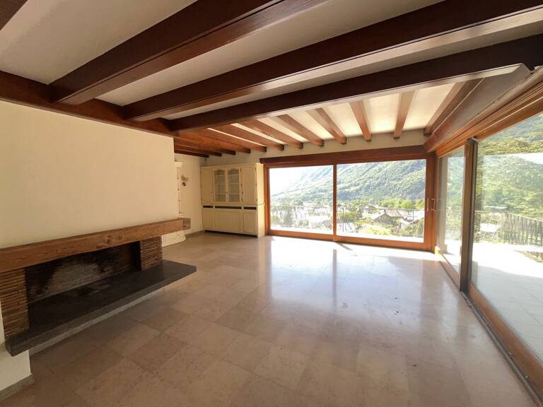 SAINT JEAN DE MAURIENNE Sur les petites hauteurs ensoleillées, offrant une vue imprenable sur la vallée et les montagnes environnantes, spacieuse et lumineuse maison d'architecte d'une superficie habitable de 220 m2 + Terrasses carrelées + dépendances, le tout édifié sur un terrain arboré de 1.045 m2 — photo 1