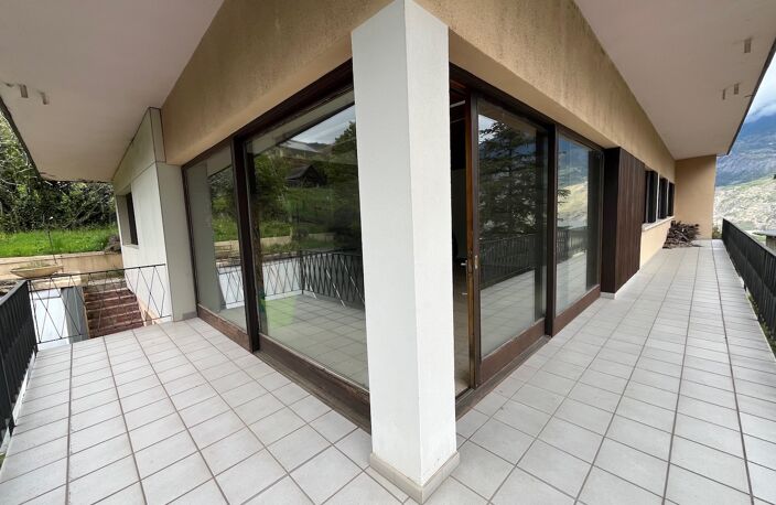 SAINT JEAN DE MAURIENNE Sur les petites hauteurs ensoleillées, offrant une vue imprenable sur la vallée et les montagnes environnantes, spacieuse et lumineuse maison d'architecte d'une superficie habitable de 220 m2 + Terrasses carrelées + dépendances, le tout édifié sur un terrain arboré de 1.045 m2 — photo 5