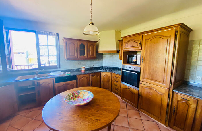 Maison familiale T6 de 169 m² avec 5 chambres et 4 garages - Tournay — photo 4