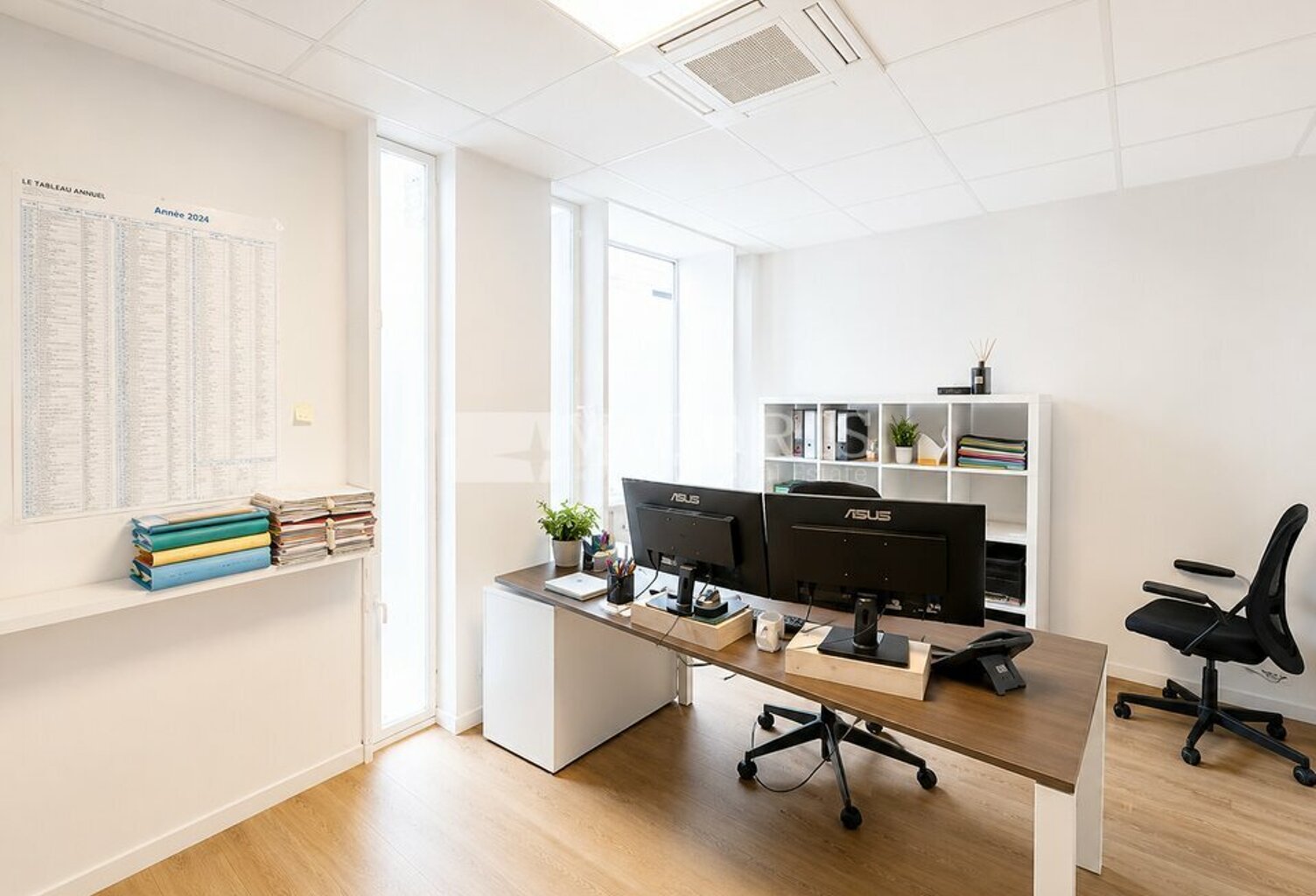 BUREAUX à LOUER — photo 1