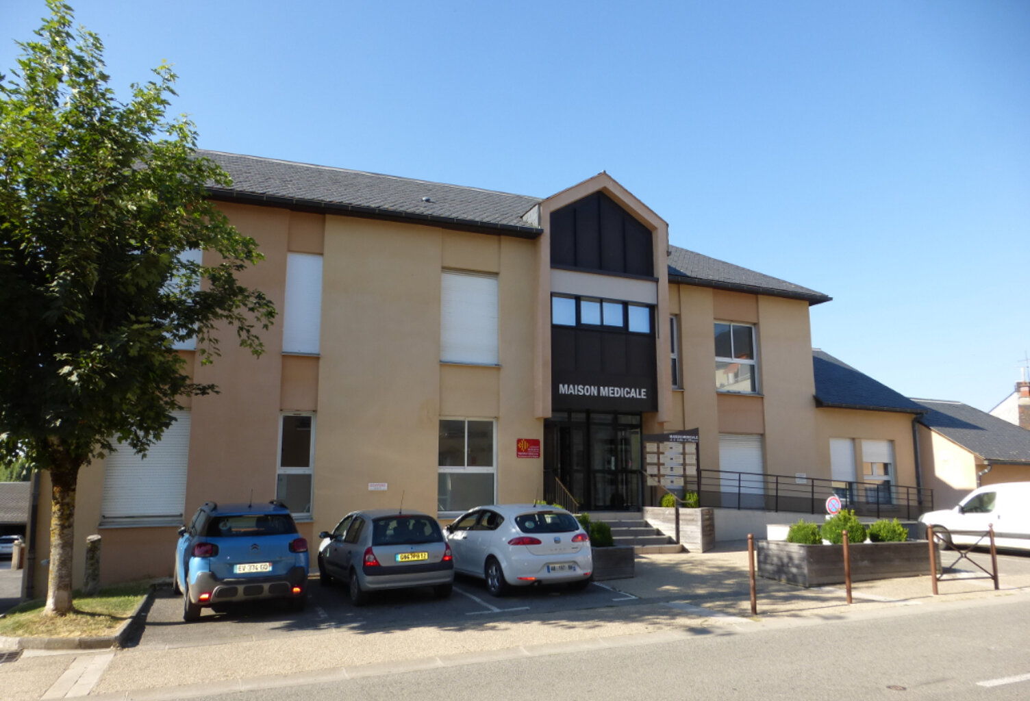 LAISSAC : Local situé dans la Maison Médicale de 91.40 m² — photo 1