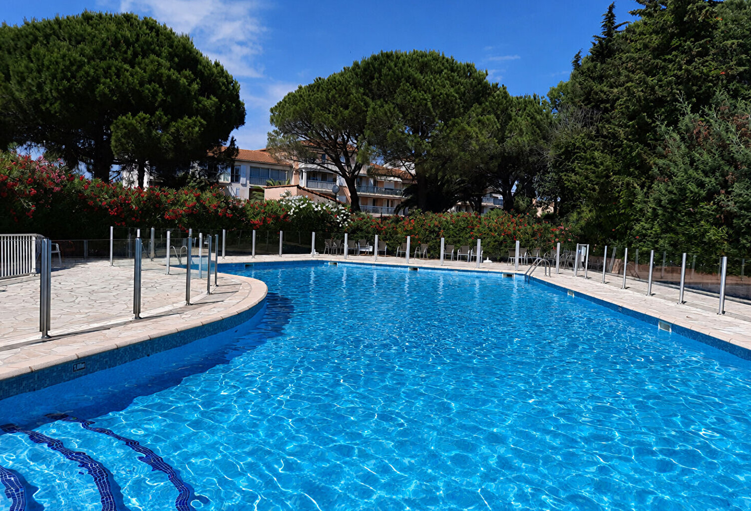 FREJUS - T3 traversant de 78 m² avec grande terrasse, Résidence avec piscine et tennis — photo 1