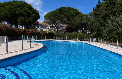 FREJUS - T3 traversant de 78 m² avec grande terrasse, Résidence avec piscine et tennis — photo du bien
