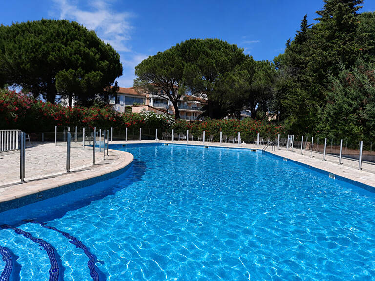 FREJUS - T3 traversant de 78 m² avec grande terrasse, Résidence avec piscine et tennis — photo 1