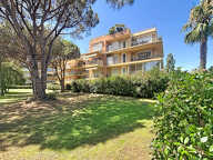 FREJUS - T3 traversant de 78 m² avec grande terrasse, Résidence avec piscine et tennis — photo 2
