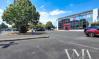 Commerce  356 m² à louer à Limonest (69760)
