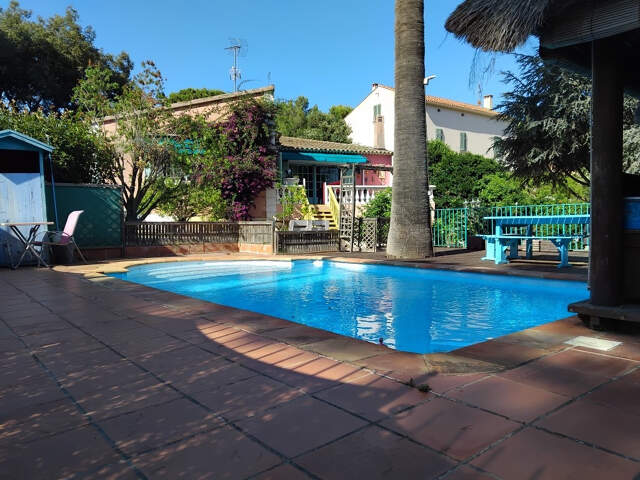 VILLA GIENS VUE DEGAGEE JUSQU'A LA MER — photo du bien