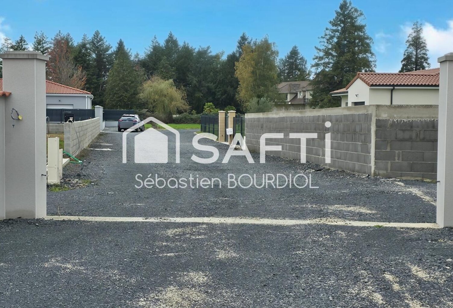 TERRAIN CONSTRUCTIBLE VIABILISE LIBRE DE CONSTRUCTEUR — photo 1