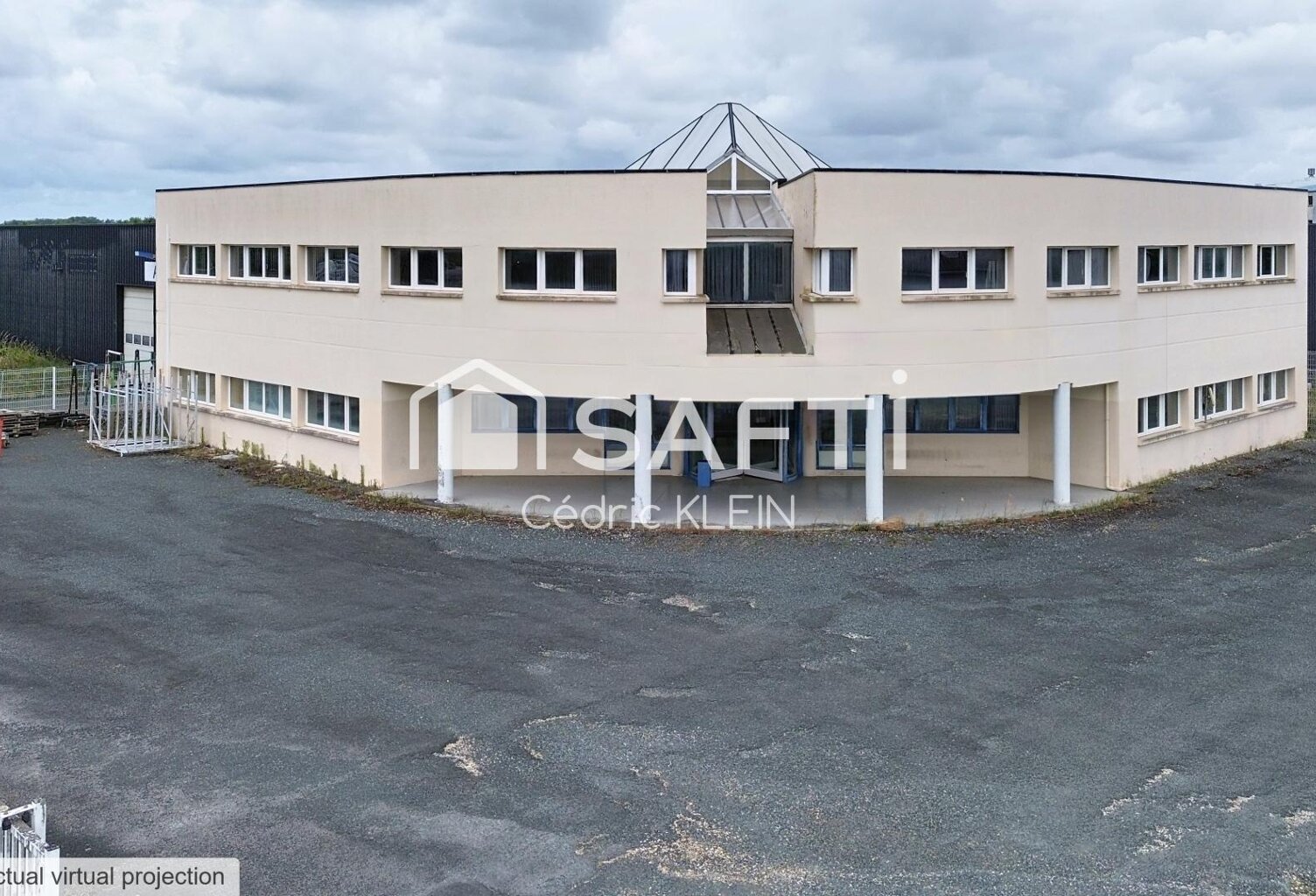 Site industriel avec bureaux et entrepôts — photo 1