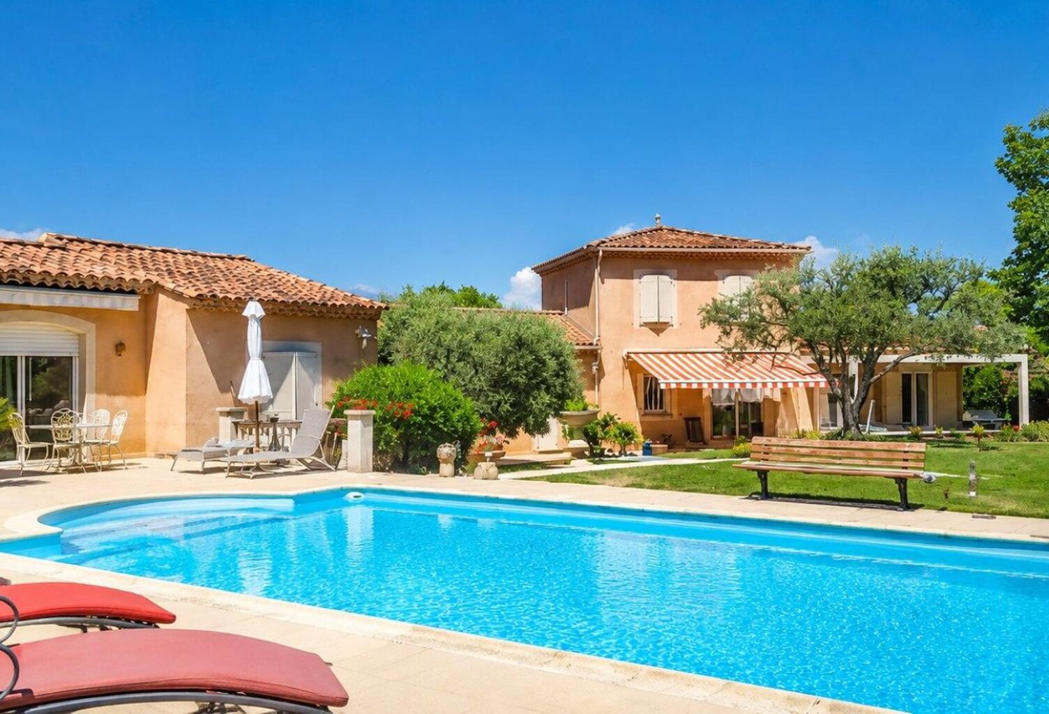 Bien rare sur le secteur ! Vue dégagée sur le Mont Ventoux, aucun vis-à-vis, piscine, garage et terrain de 2 136 m². Une villa de 165 m² offrant un cadre de vie privilégié à proximité des commerces. À découvrir sans tarder. — photo 1