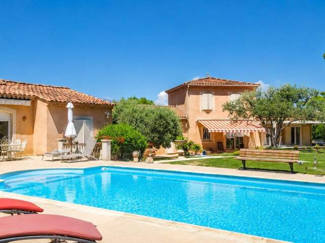 Bien rare sur le secteur ! Vue dégagée sur le Mont Ventoux, aucun vis-à-vis, piscine, garage et terrain de 2 136 m². Une villa de 165 m² offrant un cadre de vie privilégié à proximité des commerces. À découvrir sans tarder. — photo du bien