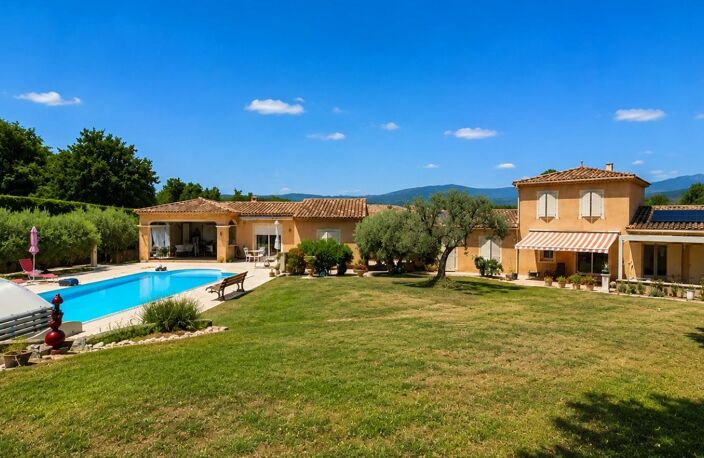 Bien rare sur le secteur ! Vue dégagée sur le Mont Ventoux, aucun vis-à-vis, piscine, garage et terrain de 2 136 m². Une villa de 165 m² offrant un cadre de vie privilégié à proximité des commerces. À découvrir sans tarder. — photo 2