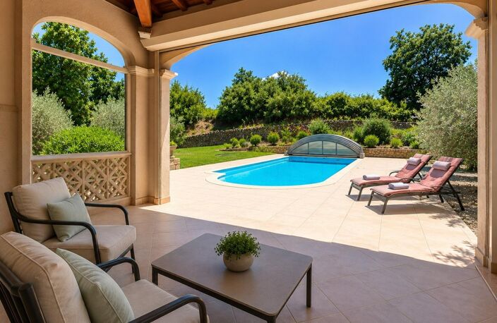 Bien rare sur le secteur ! Vue dégagée sur le Mont Ventoux, aucun vis-à-vis, piscine, garage et terrain de 2 136 m². Une villa de 165 m² offrant un cadre de vie privilégié à proximité des commerces. À découvrir sans tarder. — photo 3
