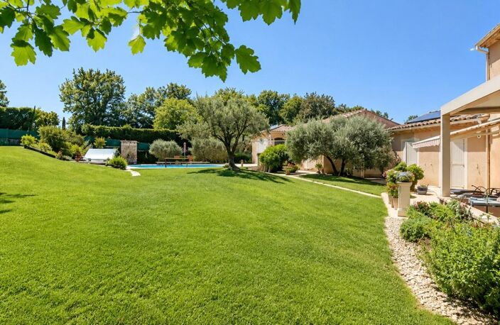 Bien rare sur le secteur ! Vue dégagée sur le Mont Ventoux, aucun vis-à-vis, piscine, garage et terrain de 2 136 m². Une villa de 165 m² offrant un cadre de vie privilégié à proximité des commerces. À découvrir sans tarder. — photo 4