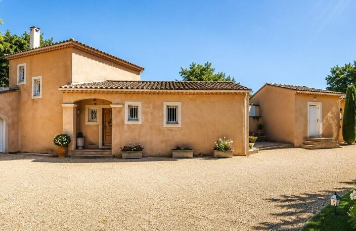 Bien rare sur le secteur ! Vue dégagée sur le Mont Ventoux, aucun vis-à-vis, piscine, garage et terrain de 2 136 m². Une villa de 165 m² offrant un cadre de vie privilégié à proximité des commerces. À découvrir sans tarder. — photo 5