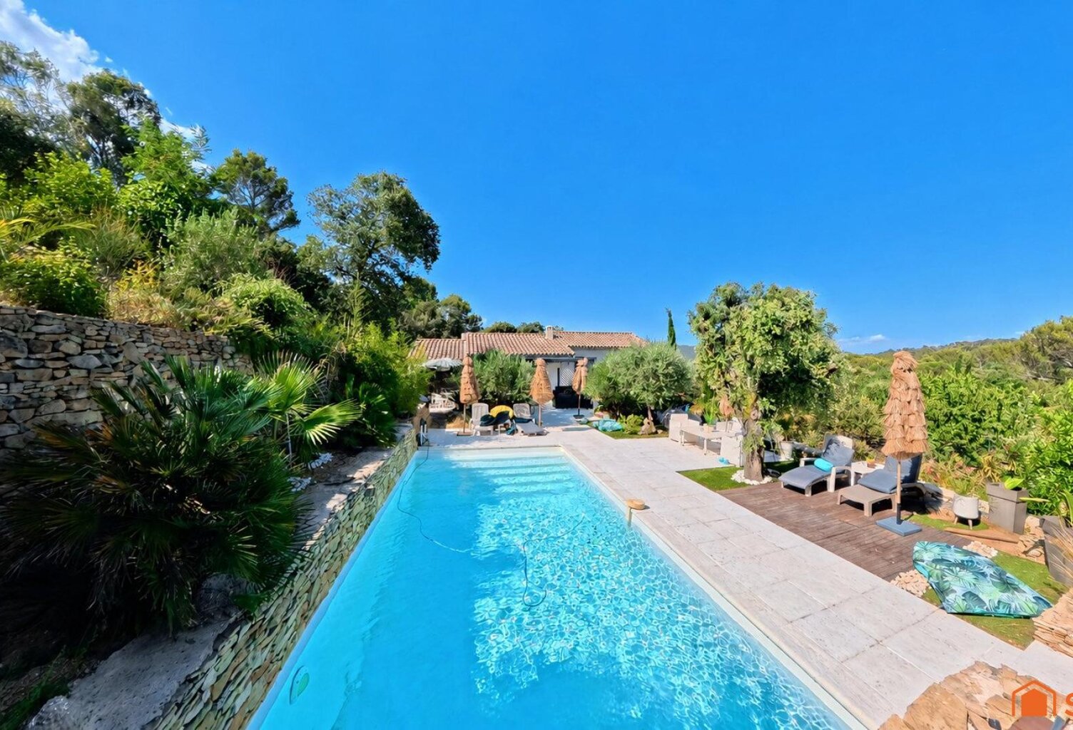 Villa plain-pied 150 m² piscine, parc 5 000 m² + 2 studios indépendants — photo 1