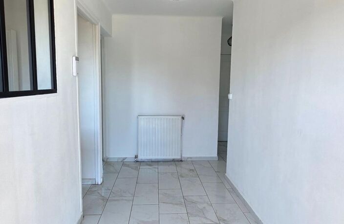 Pavillon habitable de PLAIN PIED élevé sur sous sol avec garage et dépendance T2, DPE C. — photo 2