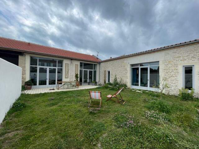 Maison en pierre de 5 pièces principales — photo du bien