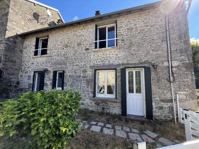 Maison en pierre de 4 pièces principales — photo du bien