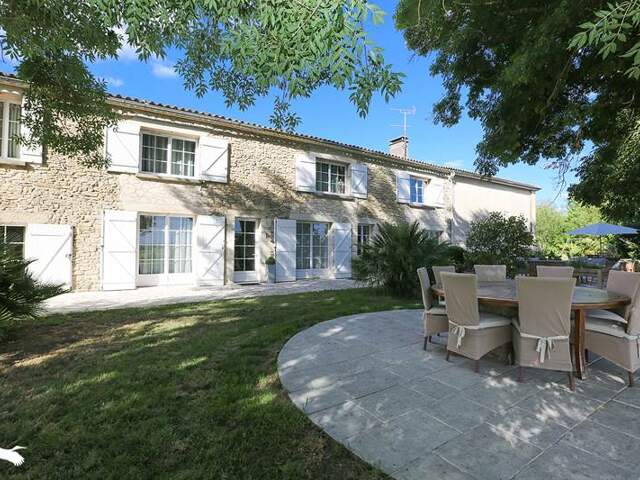 Maison en pierre de 14 pièces principales — photo du bien