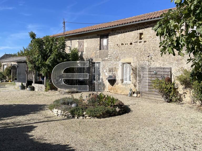 6274 LONGERE A 3 KM DE ST-VARENT avec de beau volume vous offre — photo 1