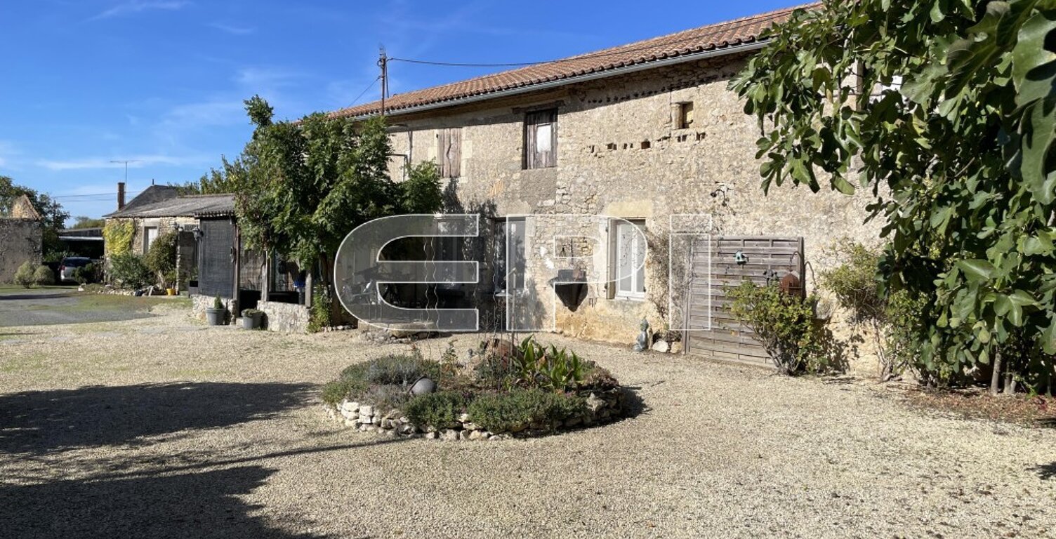 6274 LONGERE A 3 KM DE ST-VARENT avec de beau volume vous offre — photo 1