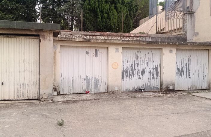 Garage fermé - 14 m² - Dans résidence sécurisée - Très bon état - La Barasse 13011 Marseille — photo 3