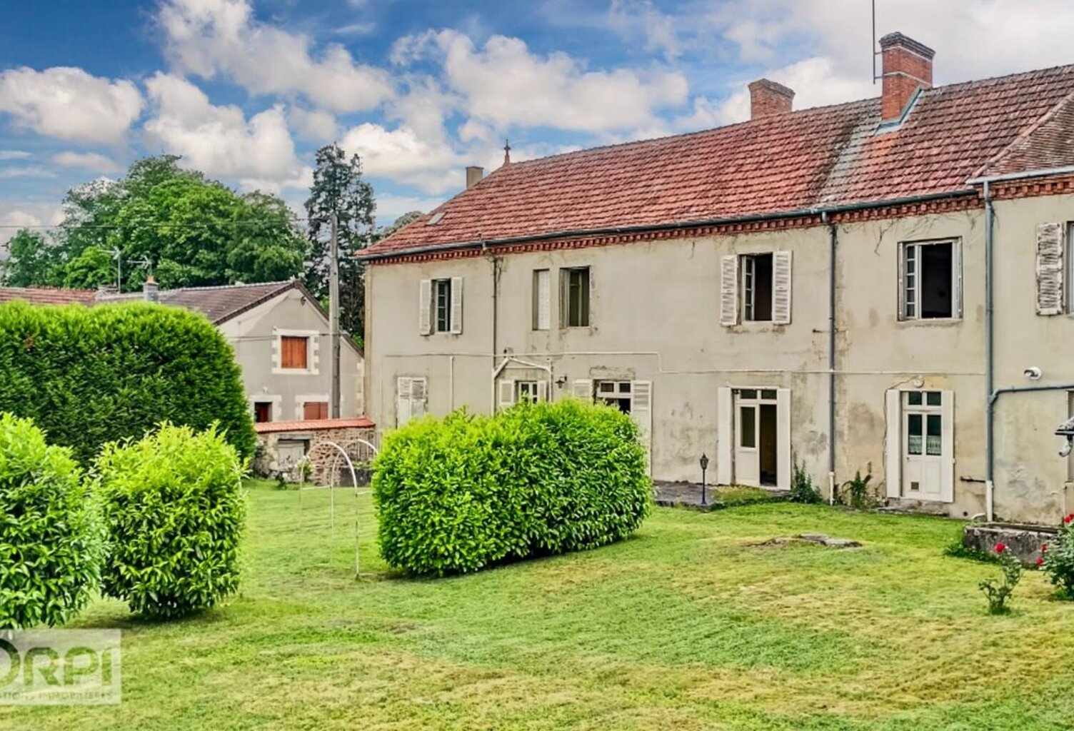 Maison spacieuse en vente à MONTMARAULT — photo 1