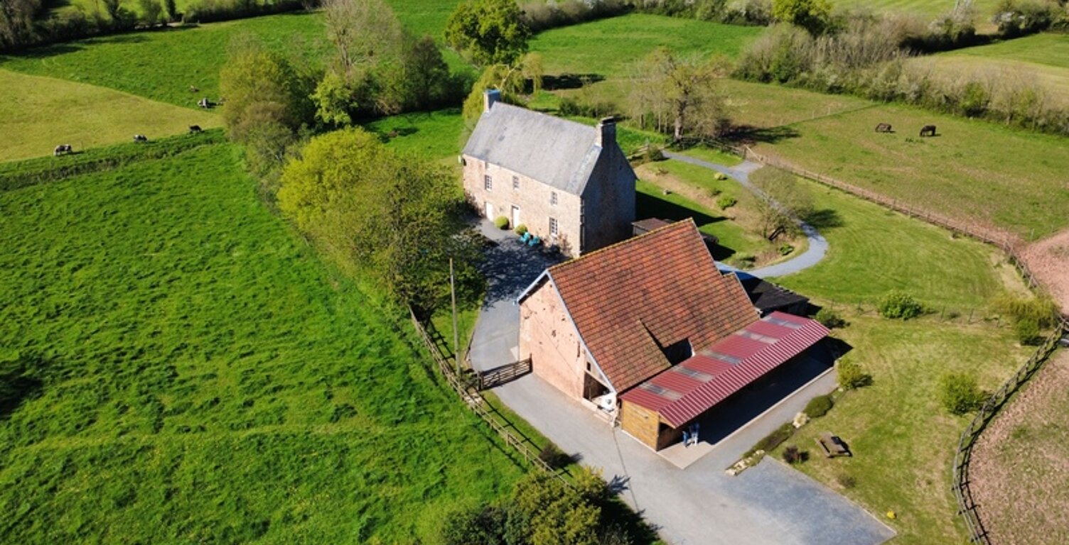   PROPRIÉTÉ ÉQUESTRE DE CARACTÈRE – 3,3 HECTARES – HABITATION + GÎTE + DÉPENDANCES  LE DEZERT (50) — photo 1